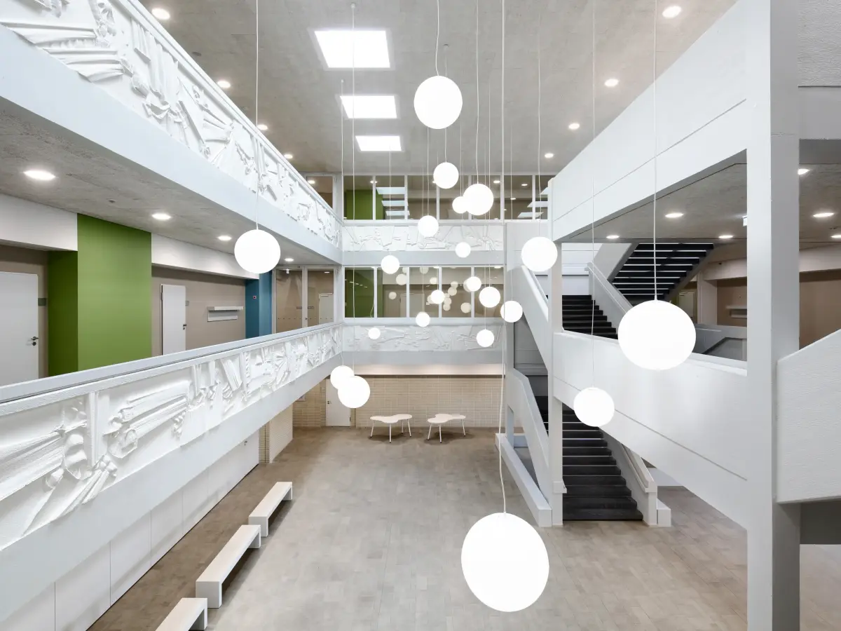 3-geschossige Halle in den hellen Farben Weiß, Beige und Hellgrau 