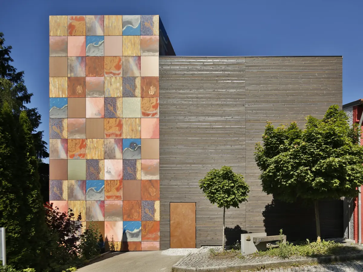 Fassade eines Theatergebäudes mit bunten Wänden