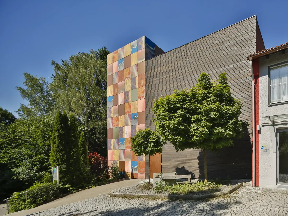 Fassade eines Theatergebäudes mit bunten Wänden