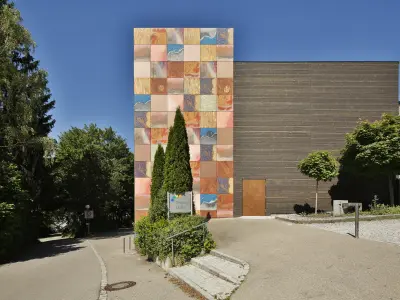 Fassade eines Theatergebäudes mit bunten Wänden