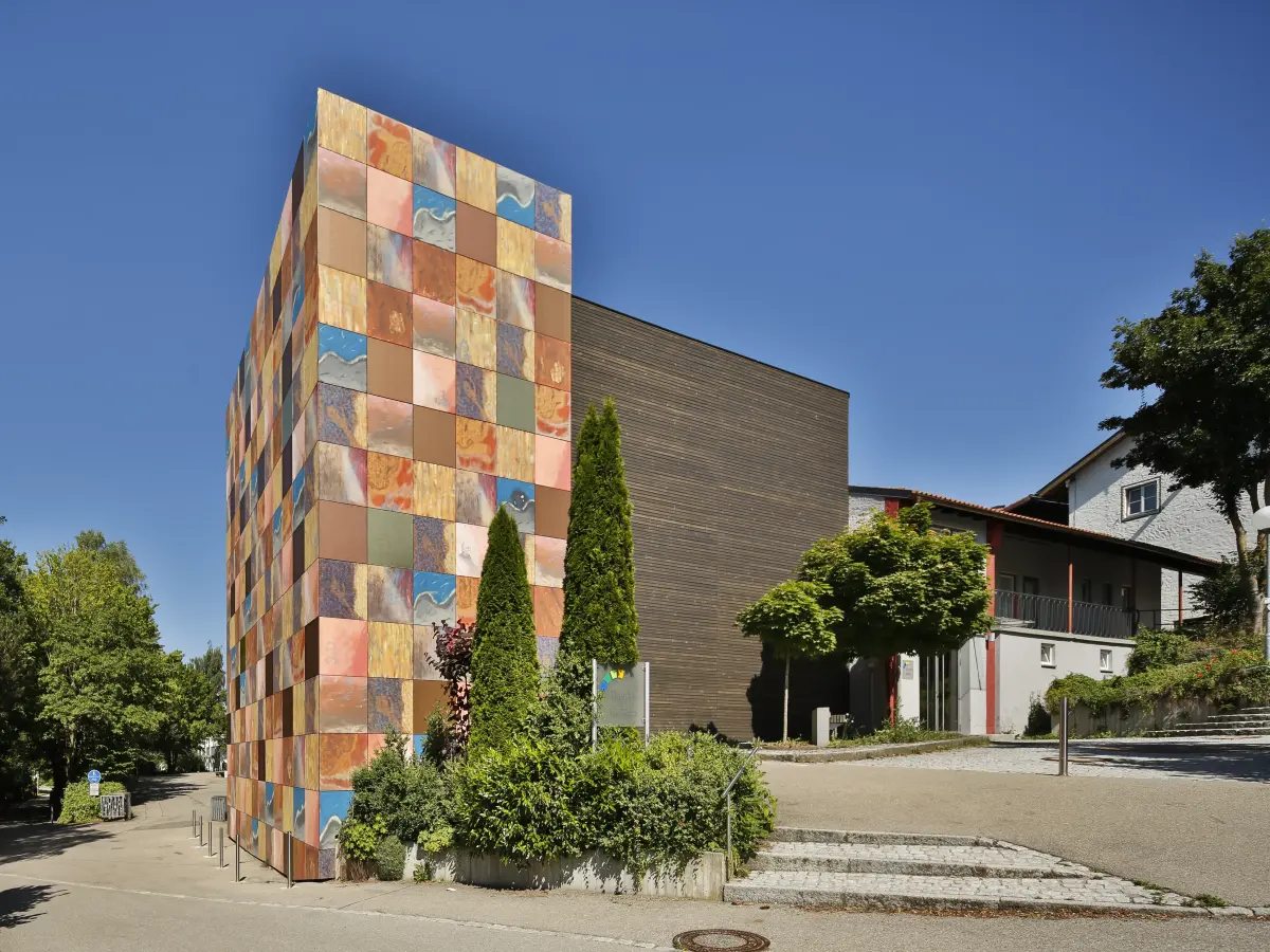 Fassade eines Theatergebäudes mit bunten Wänden