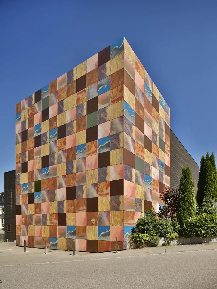 Fassade eines Theatergebäudes mit bunten Wänden