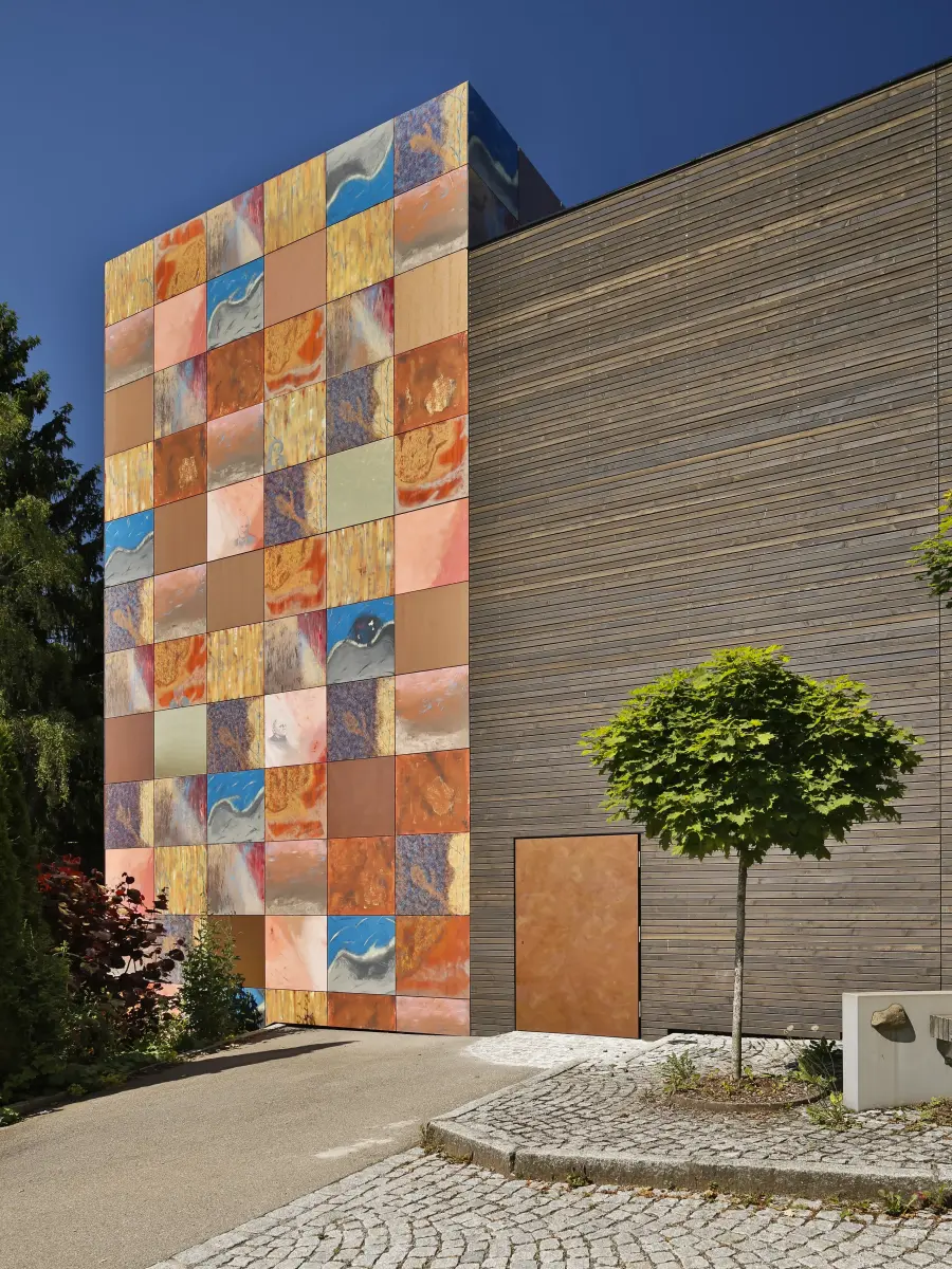 Fassade eines Theatergebäudes mit bunten Wänden