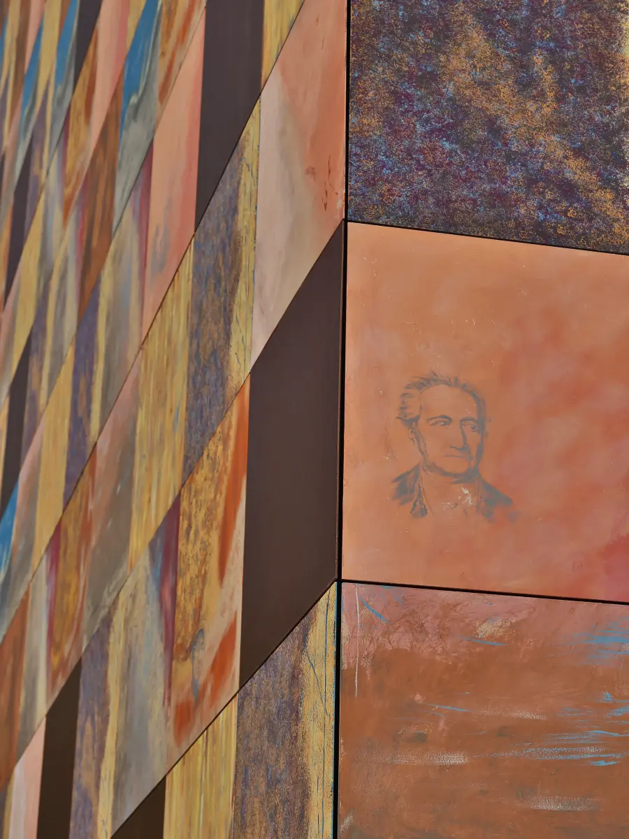 Fassade eines Theatergebäudes mit bunten Wänden