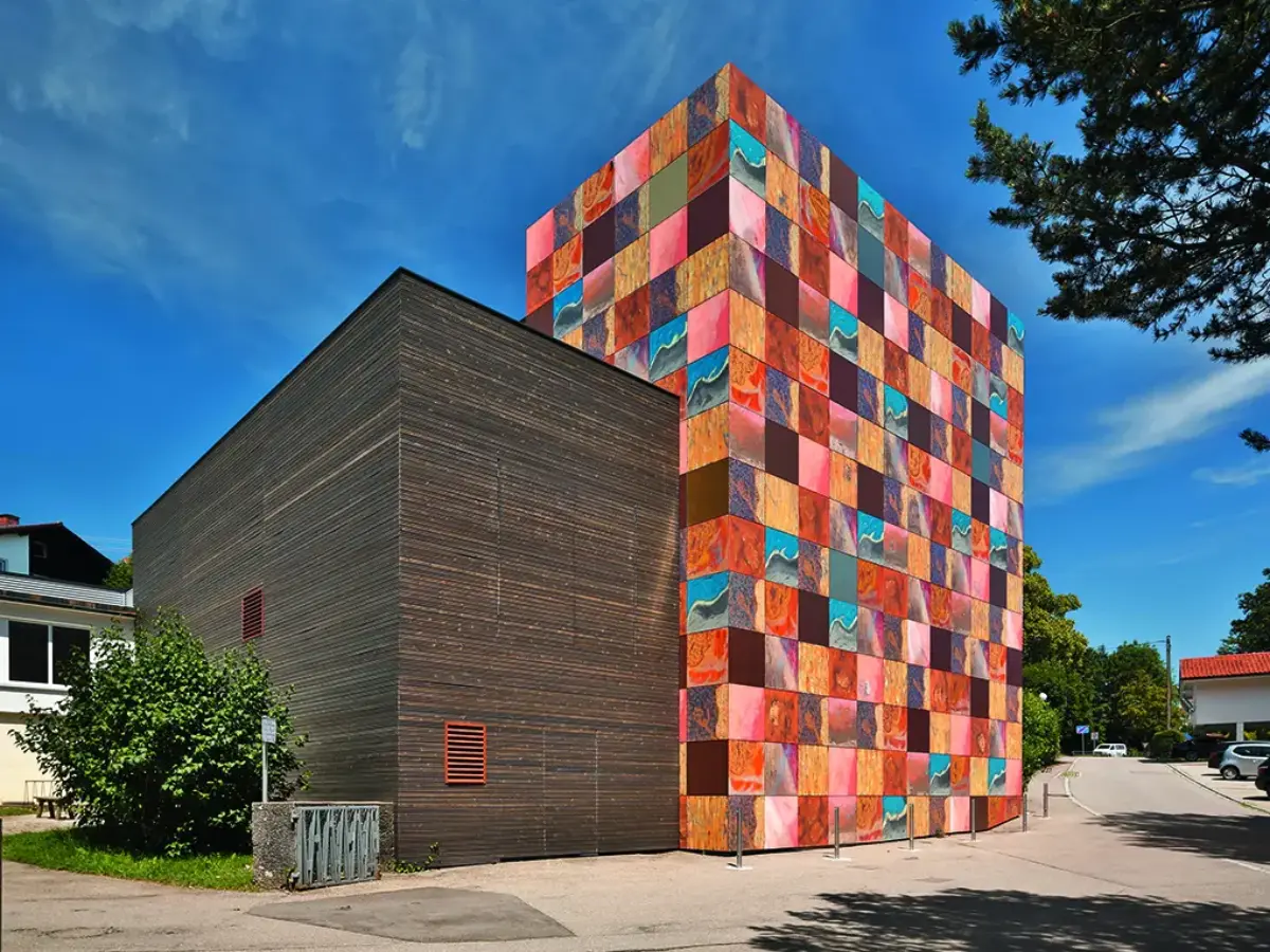 Fassade eines Theatergebäudes mit bunten Wänden