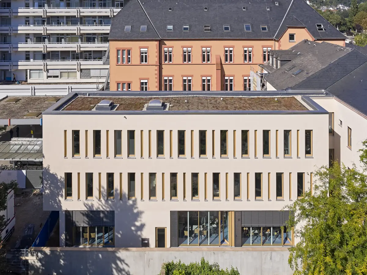 Außenansicht eines Gebäudes mit schmalen Fenstern