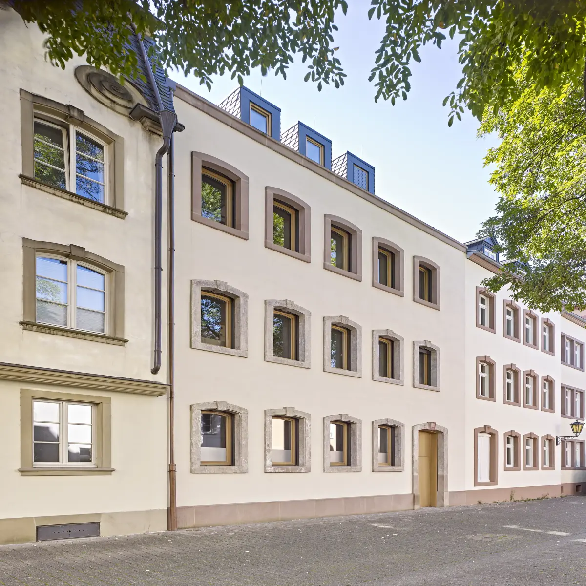 Außenansicht eines Gebäudes mit beigen Wänden