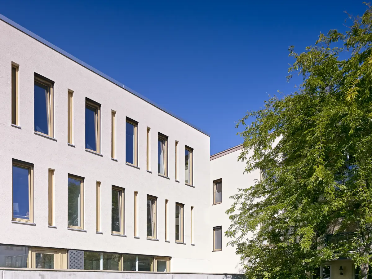 Außenansicht eines Gebäudes mit beigen Wänden
