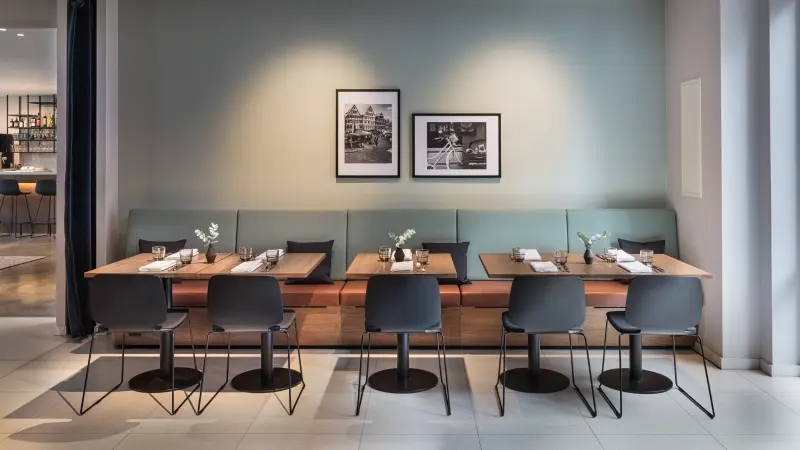 Hotelrestaurant mit grünen Sitzen