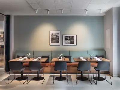 Hotelrestaurant mit grünen Sitzen