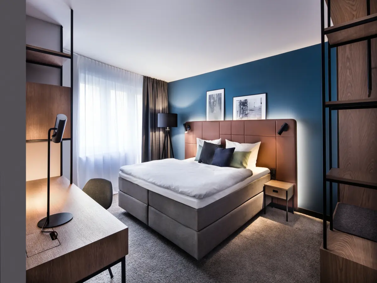 ein Hotelzimmer mit blauen Wänden