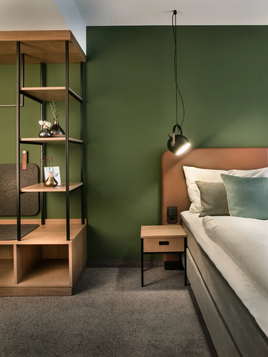 ein Hotelzimmer mit einer grünen Wand