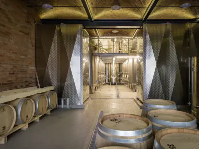 Blick über Fässer in die Produktion