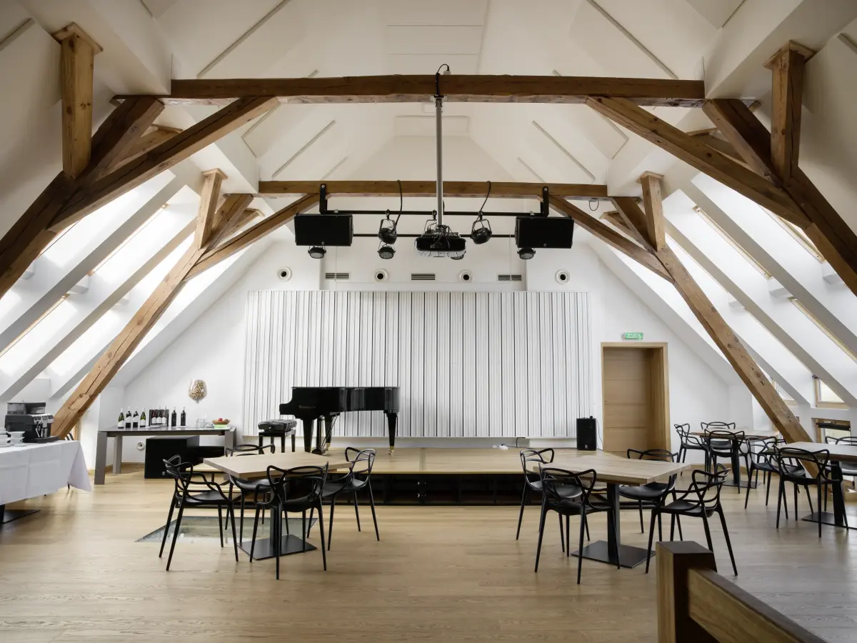 Frontaler Blick auf Besprechungsraum mit Bühne