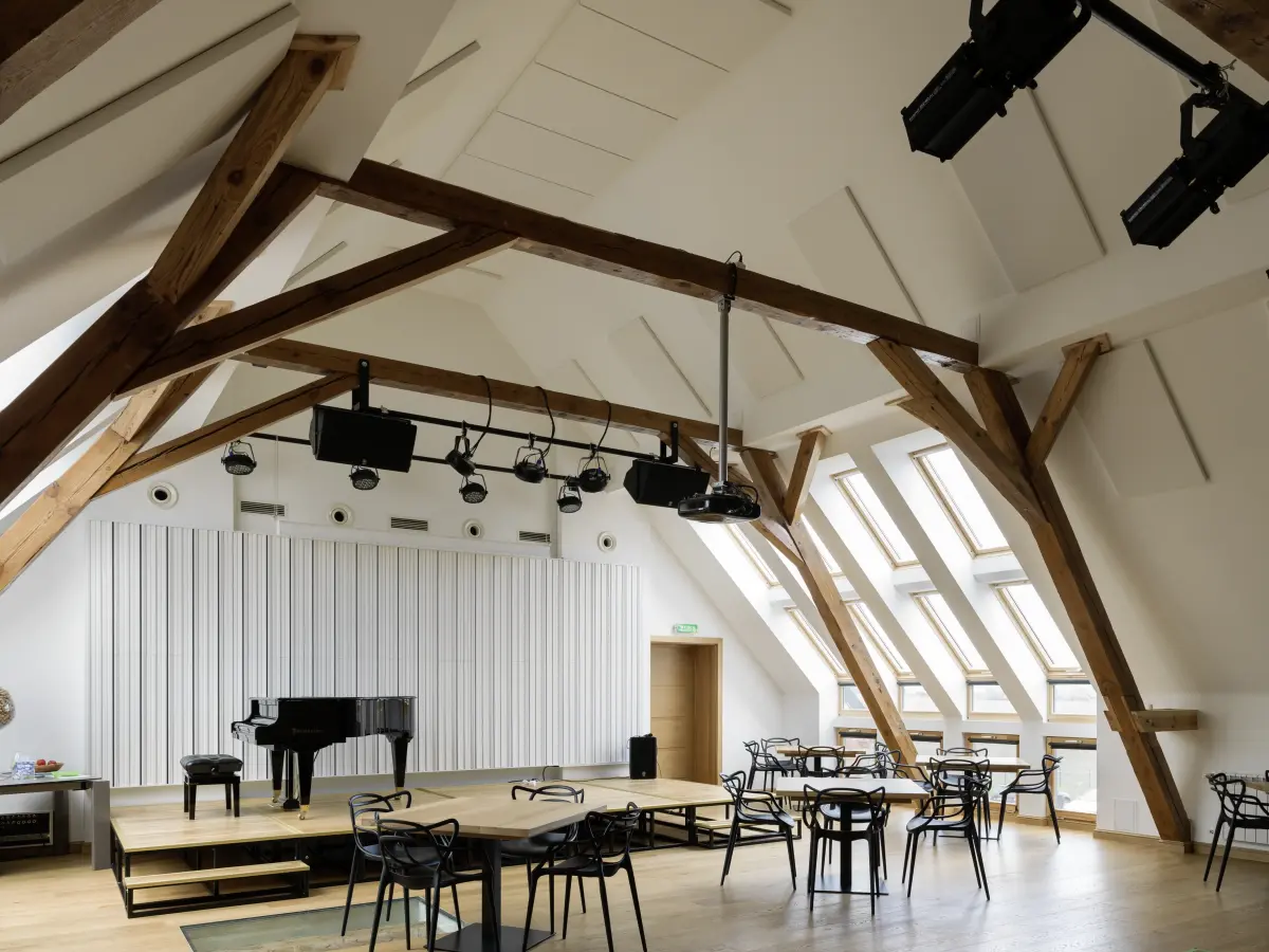 Seitlicher Blick Besprechungsraum mit Bühne unter dem Dach