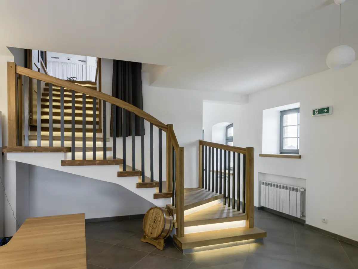 Hölzerner Treppenaufgang mit Lichtoptik an den Stufen