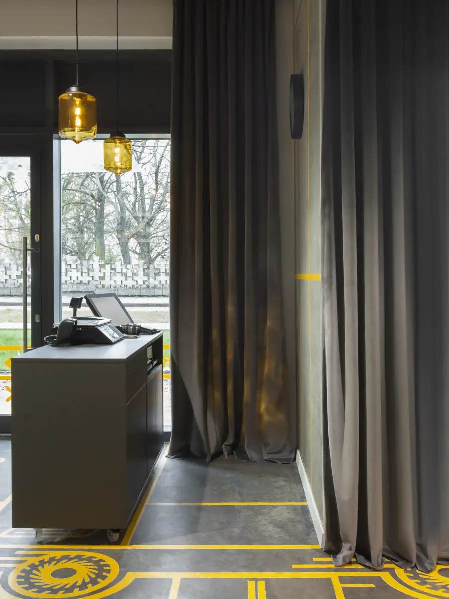 Blick auf den Kassenbereich mit hellem Fenster im Hintergrund