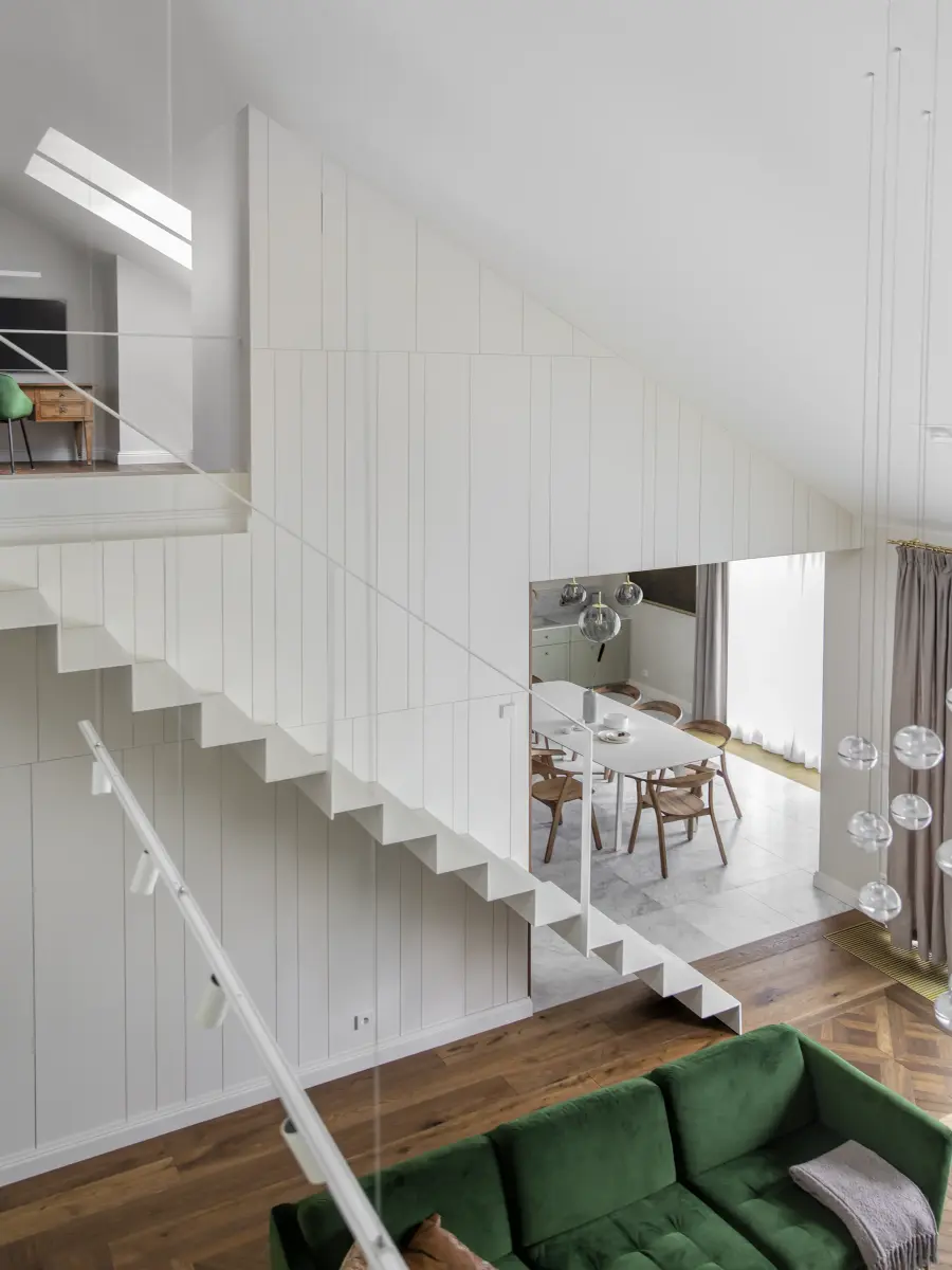 Blick von zweiter Etage im Innenraum auf Wohnbereich