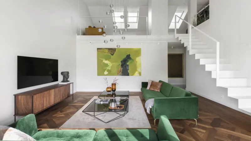 Wohnzimmer mit Sicht in die helle Wohnung.