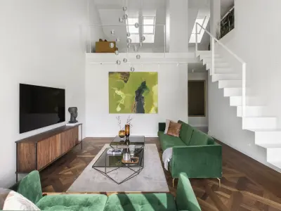 Wohnzimmer mit Sicht in die helle Wohnung.