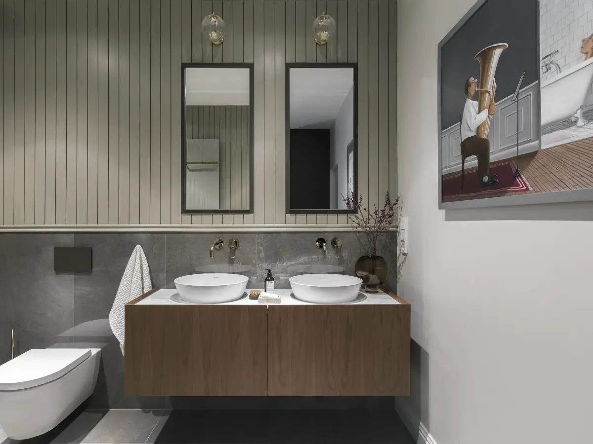 Badezimmer mit Blick auf das doppelte Waschbecken