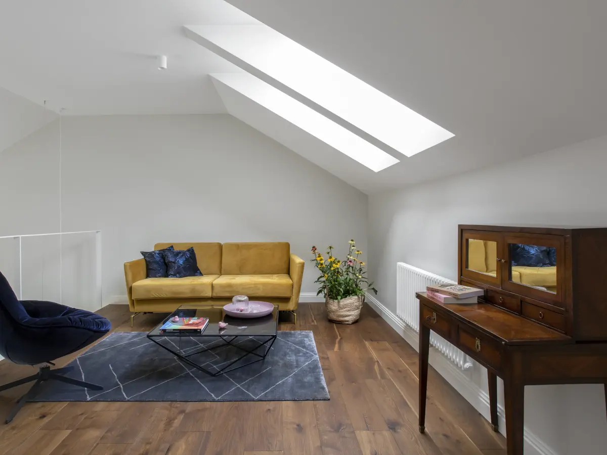 Kleine bunte Sitzecke unter der Dachschräge