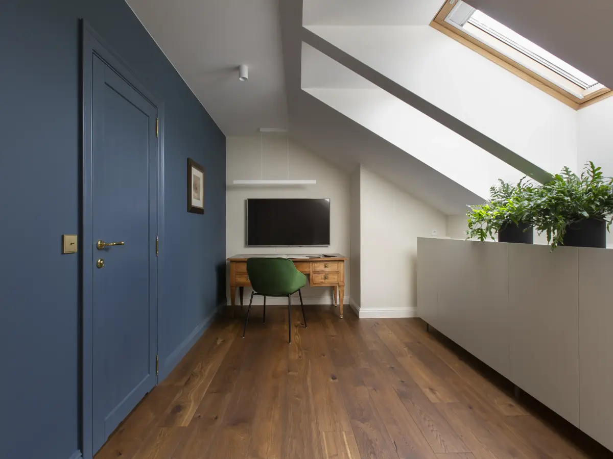 Kleiner Raum mit Schreibtisch. Abgeschirmt durch eine blaue Wand