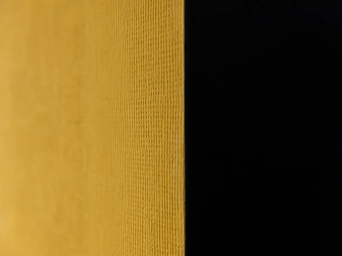 Detailaufnahme der Struktur der gelben Wand