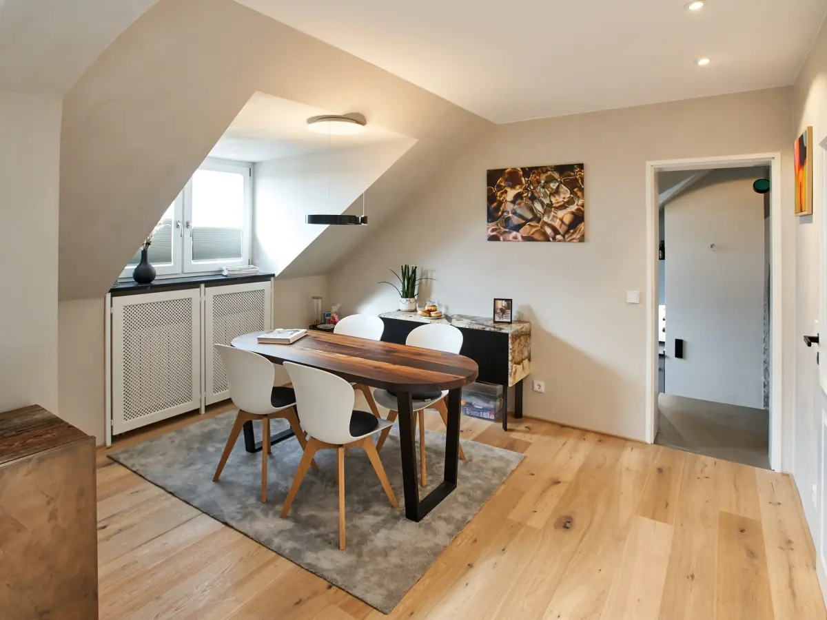 Offener heller Raum in Cremetönen mit Gemälden