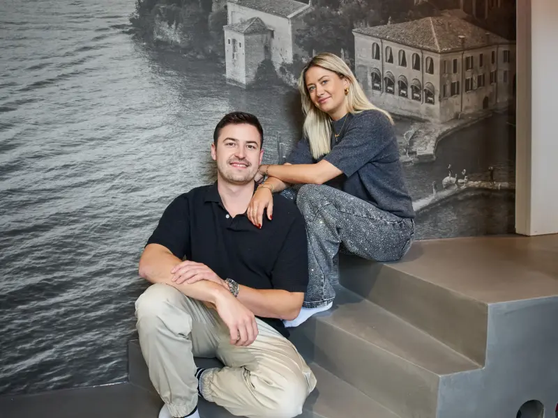 Zwei Personen sitzen auf einer Treppe