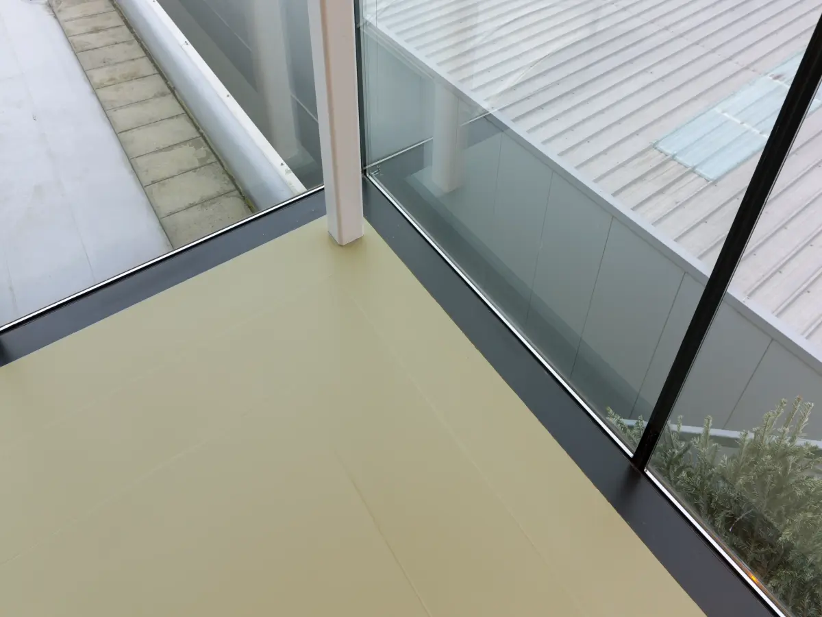 Zimmerecke fugenlos im Boden