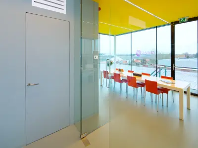 Besprechnungsraum mit gelber Decke