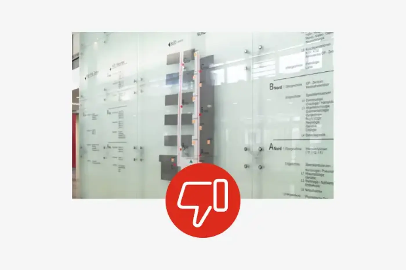 Eine Tafel mit Whiteboard Marker Notizen und einem roten Daumen nach unten