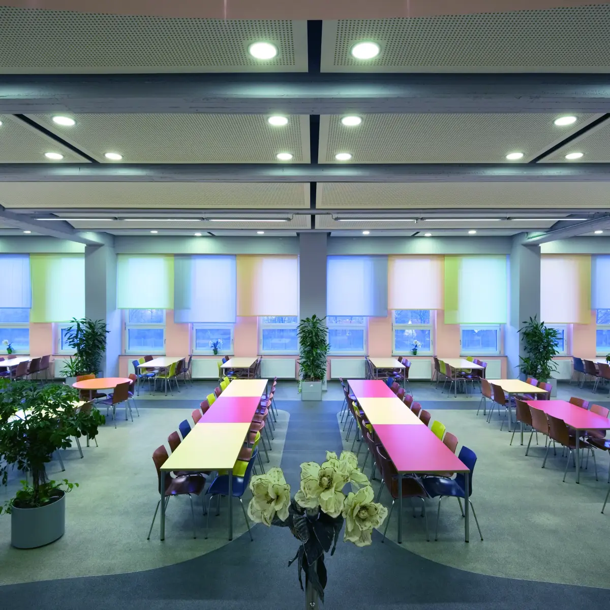 Betriebsrestaurant mit langer Tafel 