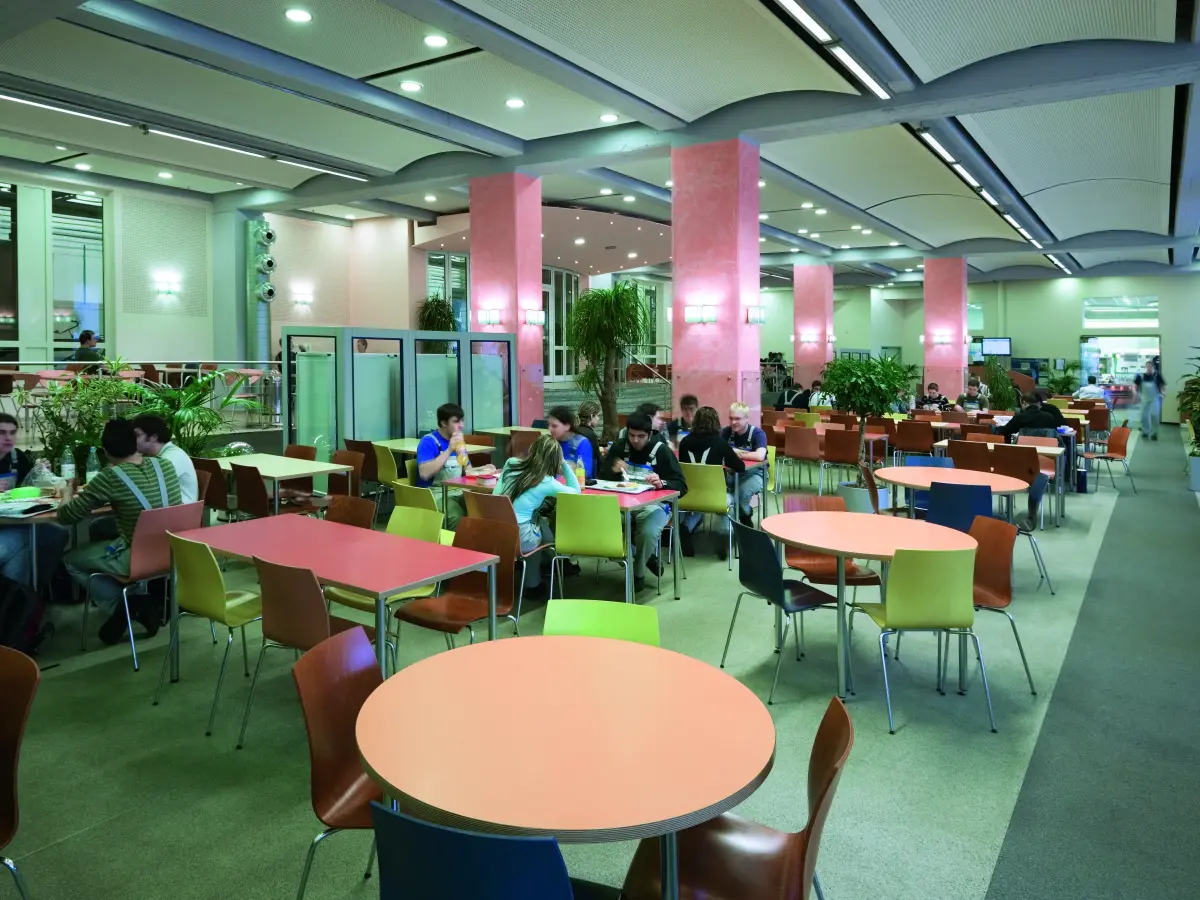 Betriebsrestaurant in hellen Gelb-, Grün- und Apricottönen 