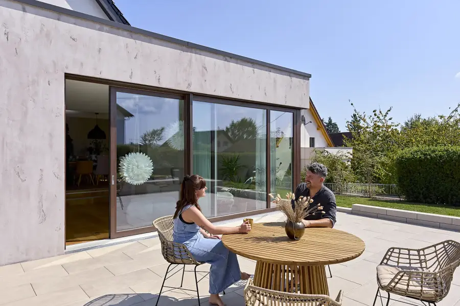 Große Terrasse vor dem Anbau hinter dem Haus