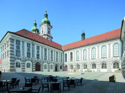 gepflasterten Innenhof eines der Gebäudekomplexe