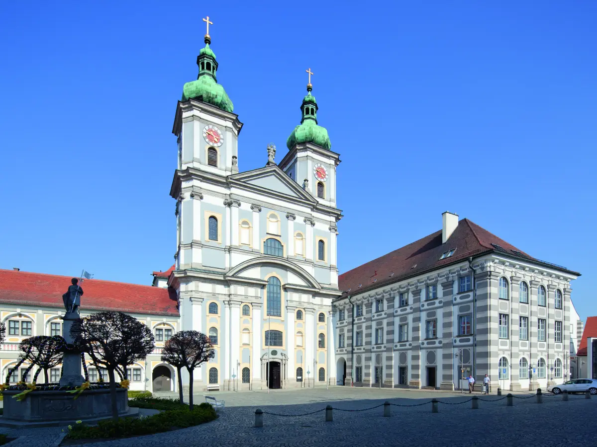 Frontansicht der gesamten Gebäudekomplexe