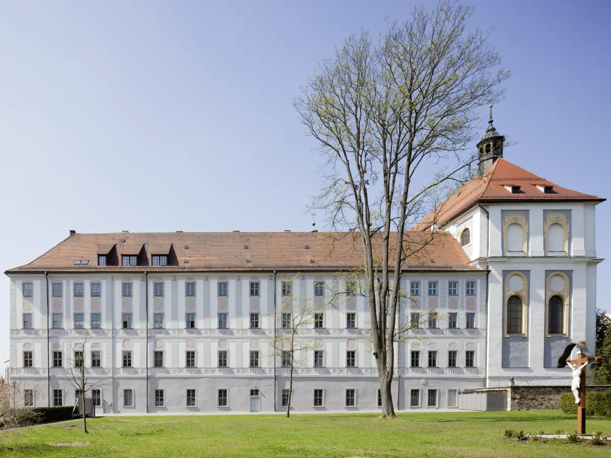 Aussenansicht des Südflügel Gebäudekomplexes mit Rasenfläche