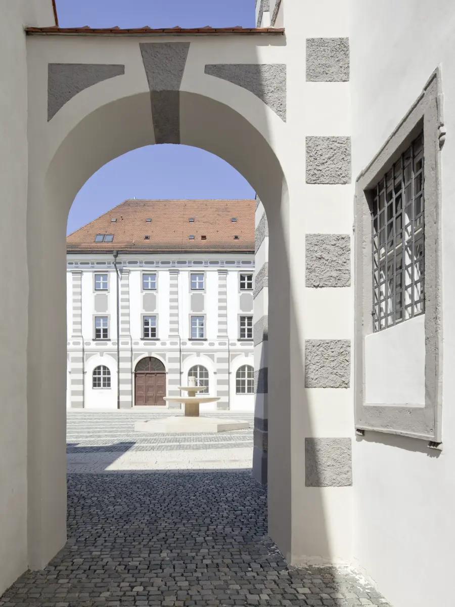 Blick durch die sanierte Turm Fassade auf den Innenhof und gegenüberliegenden Gebäudetrakt