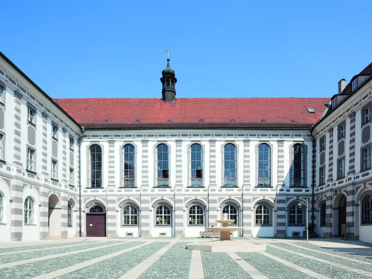 Innenhof eines der Gebäudekomplexe mit Brunnen