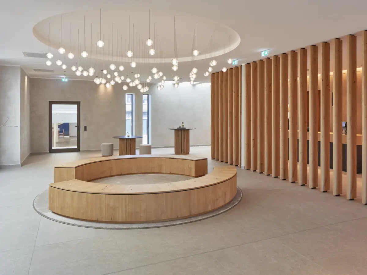 Beigefarbener Innenraum mit Holzelementen