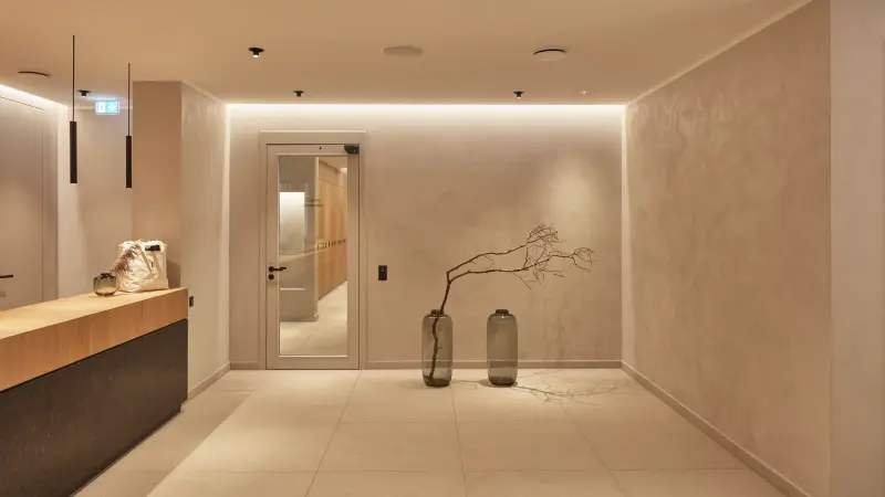 Beigefarbener Innenraum des Spas mit dekorativen Vasen