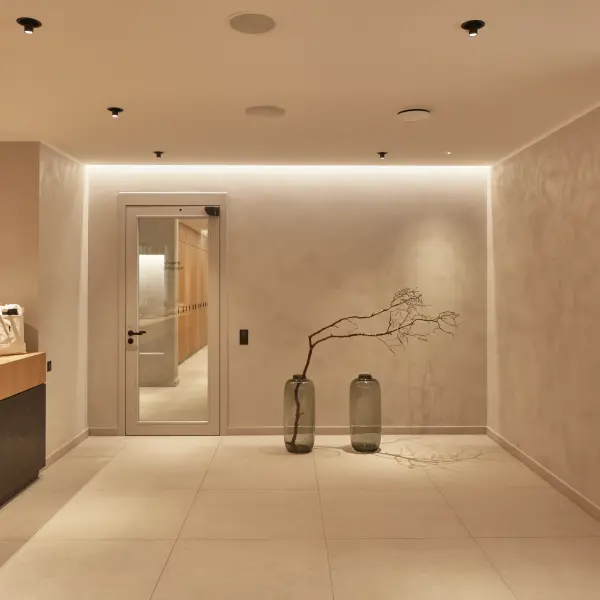 Beigefarbener Innenraum des Spas mit dekorativen Vasen