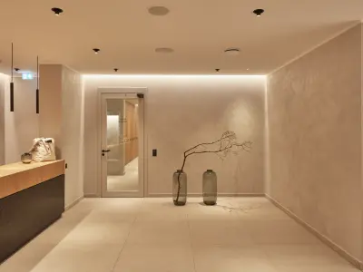 Beigefarbener Innenraum des Spas mit dekorativen Vasen