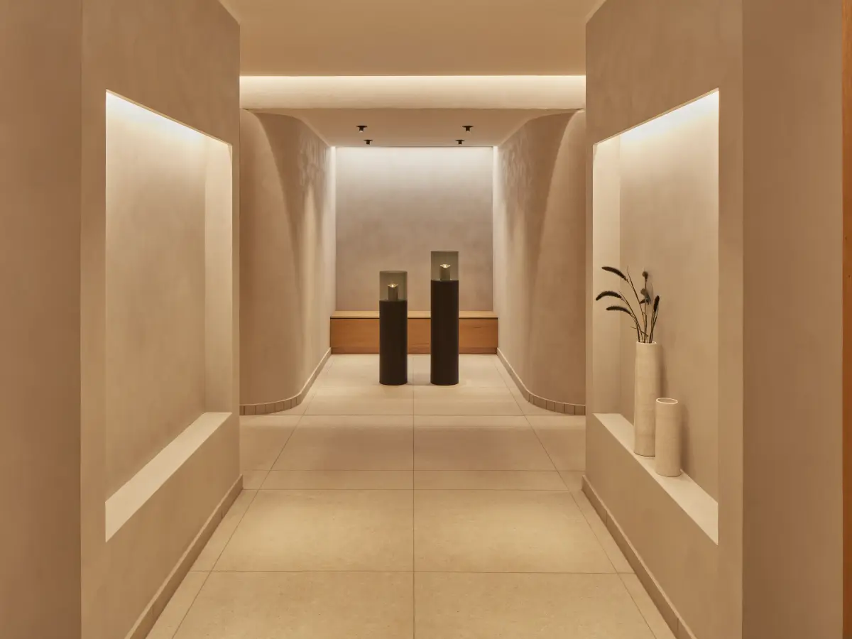 Warm gestalteter Innenraum mit dekorativen Elementen