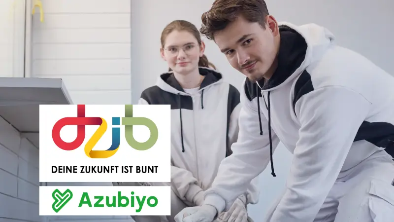 Zwei junge Maler in einem Wohnzimmer mit weißen Wänden