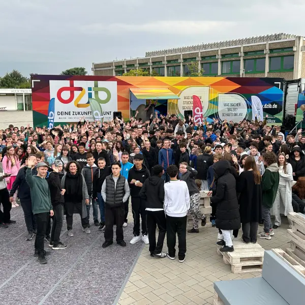 Eine Gruppe von vielen jungen Leuten vor dem Showtruck