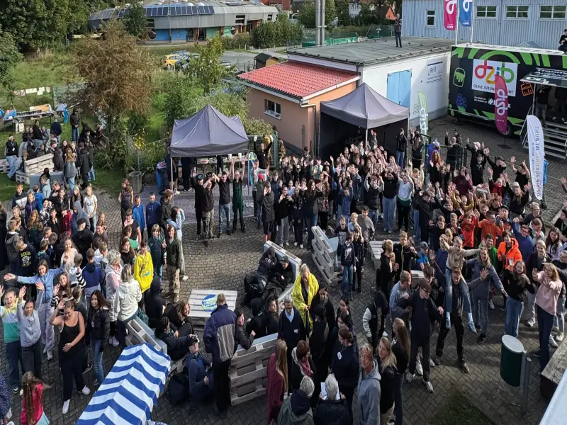 Viele Schüler vor einem DZIB-Truck