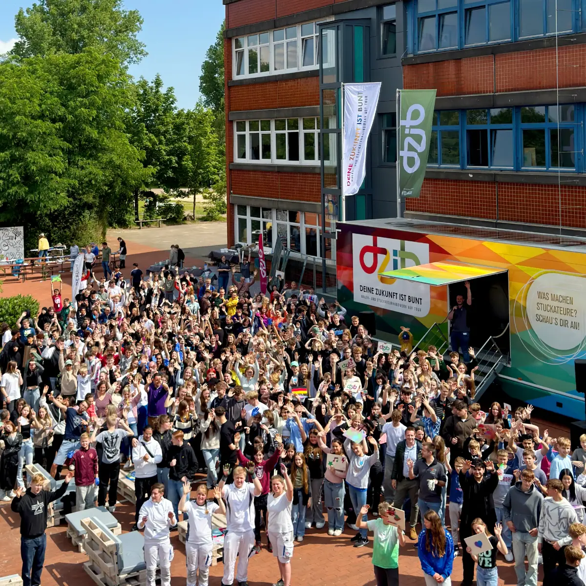 Viele Leute vor dem Showtruck
